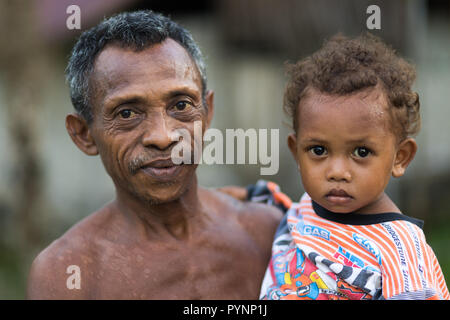 TUNGU VILLAGE, îles Aru, Indonésie, 06 décembre 2017 : sweet fier père et fille posant dans le village Tungu, îles Aru, Papouasie, Indonésie. Banque D'Images