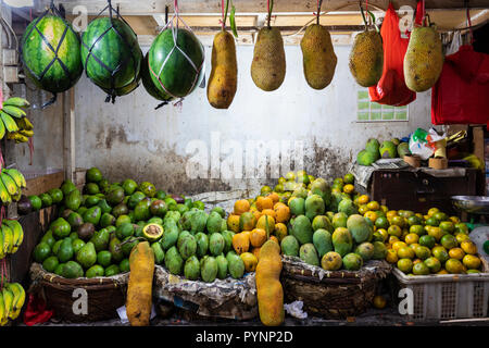 Magasin de vente de rue les mangues, pastèques, les avocats, les oranges et les fruits jack à Jakarta, Indonésie Banque D'Images