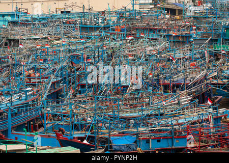 Des centaines de bateaux de pêche amarrés dans le port de port de Jakarta, Indonésie Banque D'Images