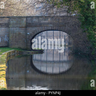 Le Leeds Liverpool Canal et les bâtiments de la Brasserie The Elmora (maintenant l'hébergement pour les étudiants de l'université Leeds Beckett)) Banque D'Images