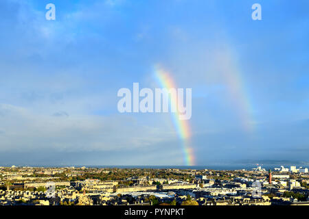 Photographié dans la matinée sur le haut de Calton Hill Edinburgh en octobre 2018, double arc-en-ciel dans le ciel bleu Banque D'Images