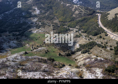 Le parc national de Lovcen, Monténégro - vue aérienne d'un petit village de montagne placé dans une vallée Banque D'Images