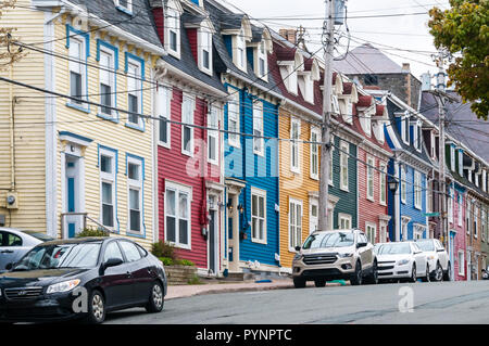 Maisons colorées sur Gower Street, St John's, Terre-Neuve. Banque D'Images