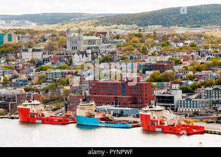 Les navires de ravitaillement offshore & remorqueurs amarrés le long du quai à St John's, Terre-Neuve. Banque D'Images