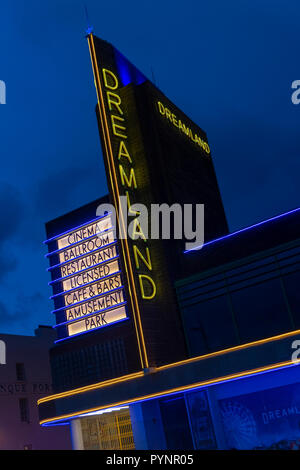 L'emblématique Signe pour Art déco sur le bord de Dreamland Margate. Banque D'Images