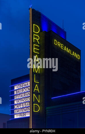 L'emblématique Signe pour Art déco sur le bord de Dreamland Margate. Banque D'Images