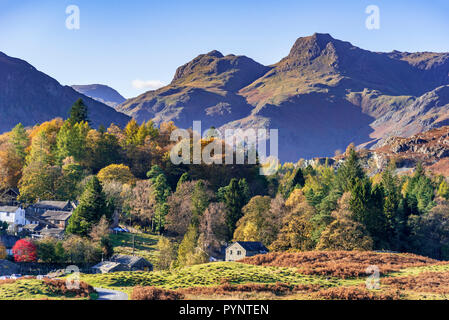 Le Langdale Pikes dans le Langsale, le pays des lacs. Nord-ouest de l'Angleterre. Couleurs d'automne Banque D'Images
