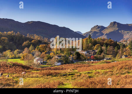 Le Langdale Pikes dans le Langsale, le pays des lacs. Nord-ouest de l'Angleterre. Couleurs d'automne Banque D'Images