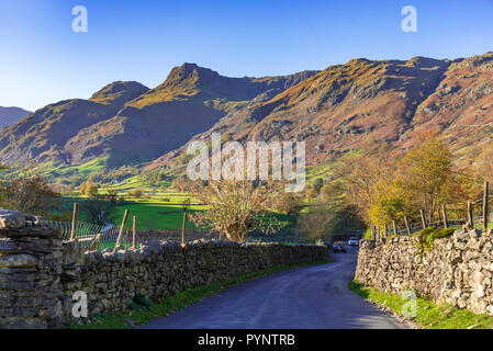Le Langdale Pikes dans le Langsale, le pays des lacs. Nord-ouest de l'Angleterre. Couleurs d'automne Banque D'Images
