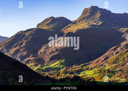 Le Langdale Pikes dans le Langsale, le pays des lacs. Nord-ouest de l'Angleterre. Couleurs d'automne Banque D'Images