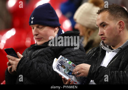 Les fans de Tottenham Hotspur avant le match de la Premier League au stade Wembley, Londres. APPUYEZ SUR ASSOCIATION photo. Date de la photo: Lundi 29 octobre 2018. Voir PA Story FOOTBALL Tottenham. Le crédit photo devrait se lire comme suit : John Walton/PA Wire. RESTRICTIONS : aucune utilisation avec des fichiers audio, vidéo, données, listes de présentoirs, logos de clubs/ligue ou services « en direct » non autorisés. Utilisation en ligne limitée à 120 images, pas d'émulation vidéo. Aucune utilisation dans les Paris, les jeux ou les publications de club/ligue/joueur unique. Banque D'Images