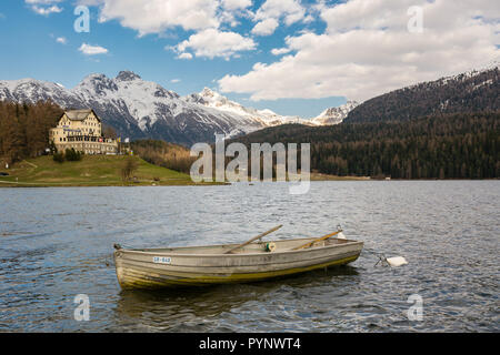 ST. MORITZ, Suisse . Mai 2016 - Petit bateau sur St. Moritzersee à Saint-Moritz, Suisse. Banque D'Images