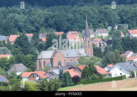 L'église catholique Saint Andreas construit à partir de 1898/1901, dans Reimsbach Vue du sud-ouest, ciel bleu et ensoleillé, gesehen von Südwesten Banque D'Images