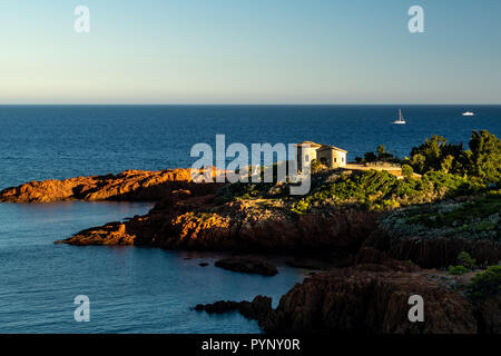 Soir tourné en lumière dorée avec les falaises de la Pointe du Cap Roux en France Banque D'Images