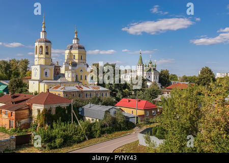 Église de l'Assomption de la Sainte Vierge et l'Eglise de la Trinité, construite au début du XVIII siècle, dans la ville. La Russie Serpoukhov Banque D'Images