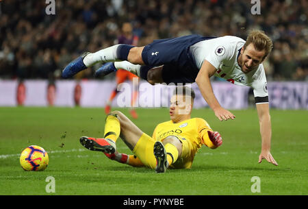 Tottenham Hotspur Harry Kane va au sol à partir d'un défi par Manchester City attaquant Ederson au cours de la Premier League match au stade de Wembley, Londres. Banque D'Images