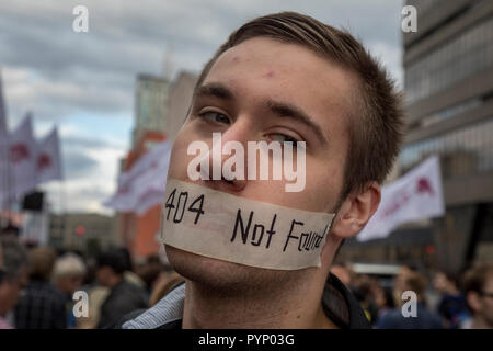 Participant d'un rassemblement à protester contre la censure de l'Internet a lieu sur l'Avenue Sakharov, dans le centre de Moscou le 26 août 2017 Banque D'Images