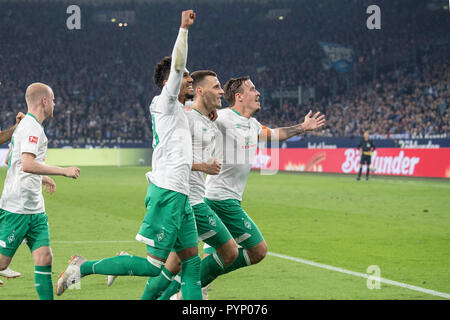 Gelsenkirchen, Allemagne. 20 Oct, 2018. Après la jubilation à objectif 1 : 0 par Maximilian EGGESTEIN (HB) (2e à partir de la droite)) avec Max Kruse (HB) (r.) et Theodor GEBRE SELASSIE (HB) ; le football 1. Bundesliga, 8. journée, le FC Schalke 04 (GE) - Werder Brême (HB) 0 : 2, le 20.10.2018 à Gelsenkirchen, Allemagne. DFL règlement interdit toute utilisation d'images comme des séquences d'images et/ou quasi-vidéo | Conditions de crédit dans le monde entier : dpa/Alamy Live News Banque D'Images