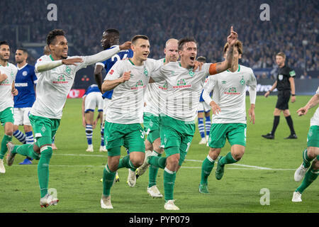 Gelsenkirchen, Allemagne. 20 Oct, 2018. Après la jubilation à objectif 1 : 0 par Maximilian EGGESTEIN (HB) (FRI) avec Max Kruse (HB) (r.) ; 1 de football. Bundesliga, 8. journée, le FC Schalke 04 (GE) - Werder Brême (HB) 0 : 2, le 20.10.2018 à Gelsenkirchen, Allemagne. DFL règlement interdit toute utilisation d'images comme des séquences d'images et/ou quasi-vidéo | Conditions de crédit dans le monde entier : dpa/Alamy Live News Banque D'Images