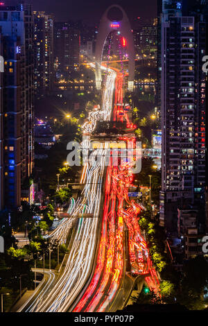 Guangzhou, Chine. 29 Oct, 2018. Une longue exposition présente des traînées de phares et les feux arrière des voitures de course lentement à cause d'un embouteillage à l'heure de pointe à Guangzhou, province du Guangdong en Chine du sud. Crédit : SIPA Asie/ZUMA/Alamy Fil Live News Banque D'Images