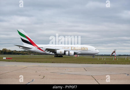 Hambourg, Allemagne. 29 Oct, 2018. Airbus A380-800 d'Emirates à l'atterrissage à l'aéroport d'Hambourg. La compagnie aérienne a commencé les vols réguliers vers Hambourg avec l'Airbus A380. Crédit : Daniel Reinhardt/dpa/Alamy Live News Banque D'Images