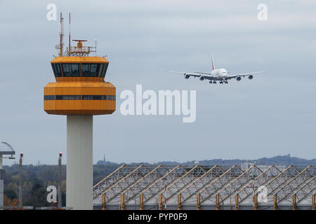 Hambourg, Allemagne. 29 Oct, 2018. Airbus A380-800 d'Emirates à l'atterrissage à l'aéroport d'Hambourg. La compagnie aérienne a commencé les vols réguliers vers Hambourg avec l'Airbus A380. Credit : Bodo Marks/dpa/Alamy Live News Banque D'Images