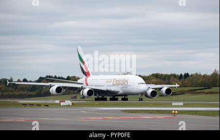 Hambourg, Allemagne. 29 Oct, 2018. Airbus A380-800 d'Emirates à l'atterrissage à l'aéroport d'Hambourg. La compagnie aérienne a commencé les vols réguliers vers Hambourg avec l'Airbus A380. Crédit : Daniel Reinhardt/dpa/Alamy Live News Banque D'Images