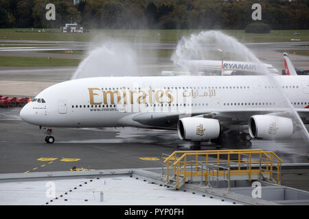 Hambourg, Allemagne. 29 Oct, 2018. Airbus A380 d'Emirates d'être accueillis à l'aéroport de Helmut Schmidt avec de l'eau des fontaines de deux camions d'incendie. La compagnie aérienne a commencé les vols réguliers vers Hambourg avec l'Airbus A380. Credit : Bodo Marks/dpa/Alamy Live News Banque D'Images