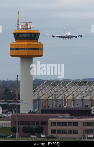 Hambourg, Allemagne. 29 Oct, 2018. Airbus A380-800 d'Emirates à l'atterrissage à l'aéroport d'Hambourg. La compagnie aérienne a commencé les vols réguliers vers Hambourg avec l'Airbus A380. Credit : Bodo Marks/dpa/Alamy Live News Banque D'Images