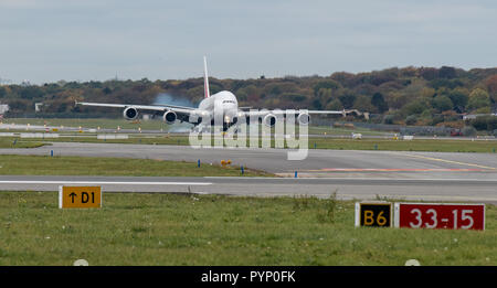 Hambourg, Allemagne. 29 Oct, 2018. Airbus A380-800 d'Emirates à l'atterrissage à l'aéroport d'Hambourg. La compagnie aérienne a commencé les vols réguliers vers Hambourg avec l'Airbus A380. Crédit : Daniel Reinhardt/dpa/Alamy Live News Banque D'Images