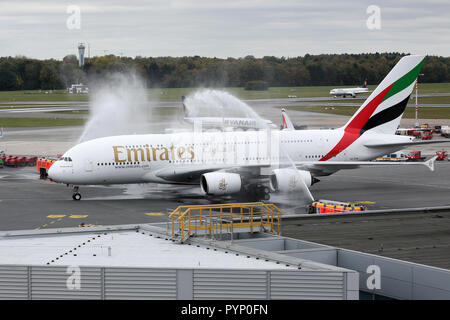 Hambourg, Allemagne. 29 Oct, 2018. Airbus A380 d'Emirates d'être accueillis à l'aéroport de Helmut Schmidt avec de l'eau des fontaines de deux camions d'incendie. La compagnie aérienne a commencé les vols réguliers vers Hambourg avec l'Airbus A380. Credit : Bodo Marks/dpa/Alamy Live News Banque D'Images