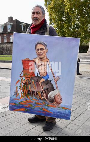 Londres, Royaume-Uni. 29 octobre, 2018. Satiriste politique Kaya Mar rejoint le Budget le jour de protestation contre Brexit avec son portrait de Philip Hamond le chancelier de l'Échiquier.Chambres du Parlement de Westminster, London,UK.Crédit : michael melia/Alamy Live News Banque D'Images