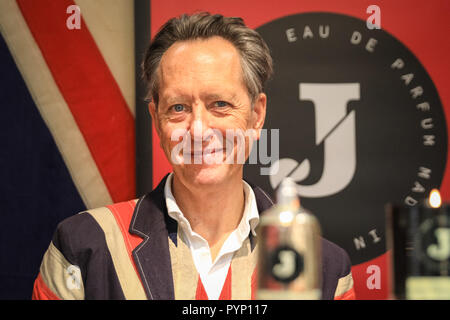 Centre d'exposition Olympia, Londres, Royaume-Uni, le 29 Oct 2018. L'acteur Richard E. Grant représente le parfum signature qu'il a créée en 2014, une eau de parfum appelé 'Jack', d'un décrochage à 'l'esprit de Noël" juste à l'Olympia de Londres. "L'esprit de Noël' dispose de stands de cadeaux, décorations de fête et de produits connexes. Il s'exécute 29 octobre-4nov. Credit : Imageplotter News et Sports/Alamy Live News Banque D'Images