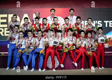 Doha, Qatar. 29 octobre, 2018. 29 octobre 2018 : la Chine, la Russie, le Japon avec leurs médailles à la finale de l'équipe pour les hommes à l'Aspire Dome de Doha, Qatar, Championnats du Monde de Gymnastique Artistique FIG. Ulrik Pedersen/CSM Crédit : Cal Sport Media/Alamy Live News Banque D'Images