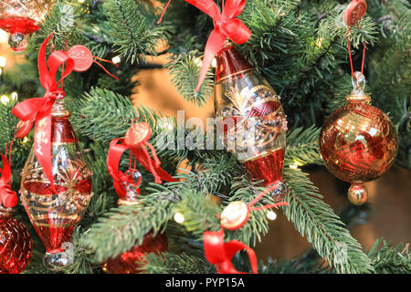 Centre d'exposition Olympia, Londres, Royaume-Uni, le 29 Oct 2018. Boules de verre complexe Artifactually. 'L'esprit de Noël' Salon compte plusieurs centaines de stands de cadeaux, décorations de fête et des produits connexes, ainsi que des ateliers et démonstrations. Il s'exécute 29 octobre-4nov. Credit : Imageplotter News et Sports/Alamy Live News Banque D'Images