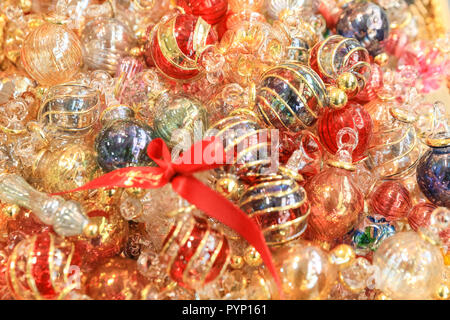 Centre d'exposition Olympia, Londres, Royaume-Uni, le 29 Oct 2018. Boules de verre complexe Artifactually. 'L'esprit de Noël' Salon compte plusieurs centaines de stands de cadeaux, décorations de fête et des produits connexes, ainsi que des ateliers et démonstrations. Il s'exécute 29 octobre-4nov. Credit : Imageplotter News et Sports/Alamy Live News Banque D'Images