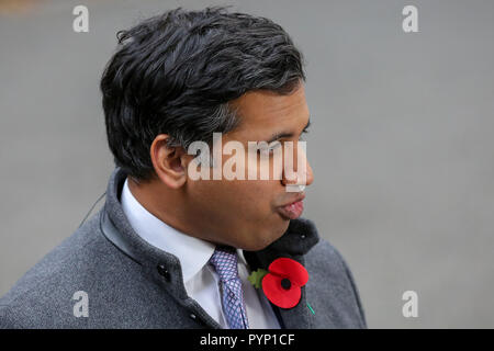 Downing Street, London, UK 29 Oct 2018 - Faisal Islam - Rédactrice Politique de Sky News à Downing Street. Credit : Dinendra Haria/Alamy Live News Banque D'Images