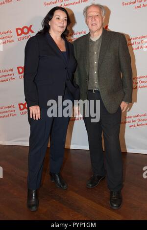 Leipzig, Allemagne. 29 Oct, 2018. Directeur du Festival Leena Pasanen et réalisateur allemand Werner Herzog dans le CineStar cinema à l'occasion de l'ouverture du 61e festival du film documentaire DOK Leipzig. La devise de l'événement sera "instamment l'impossible !' et 306 films de 50 pays seront projetés du 29 octobre au 04 novembre 2018. Credit : Sebastian Kahnert/dpa-Zentralbild/dpa/Alamy Live News Banque D'Images