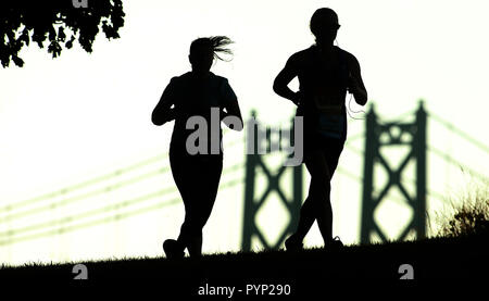 Bettendorf, Iowa, États-Unis. Sep 23, 2017. Les participants courent sur la piste cyclable près de Leach Park le dimanche, 24 septembre 2017, au cours de la 20e marche de l'Quad-Cities Marathon. Appareil-photo : Canon EOS-1D X ; Objectif : EF300mm f/2.8L USM ; l'exposition : 1/2000 sec f/5.6 Iso 400 ; Manuel ; la mesure évaluative. Publié le 30 octobre 2017. Les participants courent sur la piste cyclable près de Leach Park le dimanche, 24 septembre 2017, au cours de la 20e marche de l'Quad-Cities Marathon. Publié le 8 septembre 2018. Les participants courent sur la piste cyclable près de Leach Park l'an dernier, durant la 20e marche de l'Quad-Cities Marathon. (Ima Crédit Banque D'Images