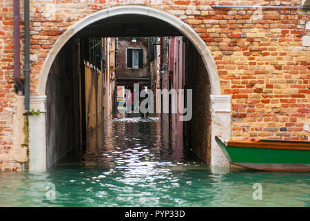 Venise, Italie. 29 octobre, 2018. Les citoyens à pied dans l'eau élevée, le 29 octobre 2018, à Venise, Italie. En raison du niveau exceptionnel de la "acqua alta" ou "marée haute" qui atteint 156 cm aujourd'hui, les écoles vénitienne et les hôpitaux ont été fermées par les autorités, et les citoyens ont été avisés de quitter leurs maisons. Ce niveau de marée haute a été atteinte en 1979. © Simone Padovani / éveil / Alamy Live News Banque D'Images