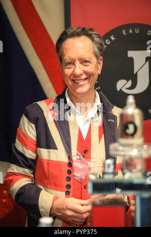 Centre d'exposition Olympia, Londres, Royaume-Uni, le 29 Oct 2018. L'acteur Richard E. Grant représente le parfum signature qu'il a créée en 2014, une eau de parfum appelé 'Jack', d'un décrochage à 'l'esprit de Noël" juste à l'Olympia de Londres. 'L'esprit de Noël' Salon compte plusieurs centaines de stands de cadeaux, décorations de fête et des produits connexes, ainsi que des ateliers et démonstrations. Il s'exécute 29 octobre-4nov. Credit : Imageplotter News et Sports/Alamy Live News Banque D'Images