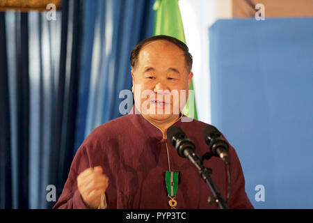 Alger. 29 Oct, 2018. Prix Nobel chinois Mo Yan parle lors de la cérémonie à Alger, Algérie, le 29 octobre 2018. L'Algérie le lundi reçu prix nobel chinois Mo Yan avec l'Ordre National du Mérite Médaille 'El Athir' en l'honneur de lui et la culture chinoise. Source : Xinhua/Alamy Live News Banque D'Images