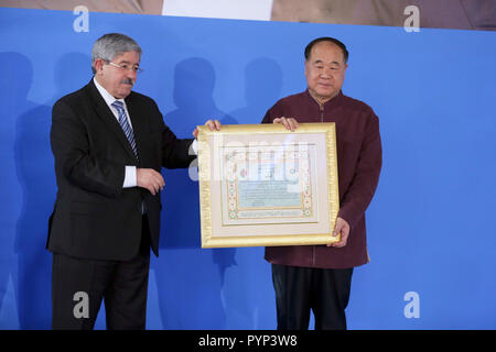 Alger. 29 Oct, 2018. Le Premier ministre algérien Ahmed Ouyahia (L) délivre le certificat de l'Ordre National du Mérite médaille du Prix Nobel Chinois Mo Yan à Alger, Algérie, le 29 octobre 2018. L'Algérie le lundi reçu prix nobel chinois Mo Yan avec l'Ordre National du Mérite Médaille 'El Athir' en l'honneur de lui et la culture chinoise. Source : Xinhua/Alamy Live News Banque D'Images