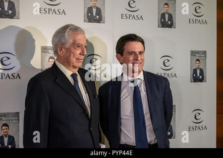 Mario Vargas Llosa et Manuel Valls sont vus dans l'appel de la photo. Manuel Valls, candidat à la mairie de Barcelone et le prix Nobel de littérature, Mario Vargas Llosa, a parlé lors de la présentation du nouveau livre de l'ancien premier ministre français, Manuel Valls. Banque D'Images