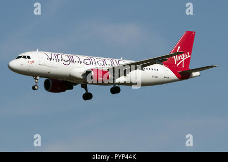 Virgin Atlantic Airways Airbus 320, à l'atterrissage à l'aéroport London Heathrow Banque D'Images