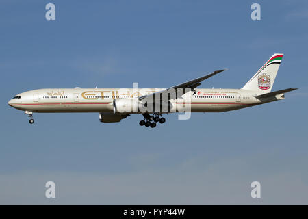 Etihad Airways Boeing 777-300ER à l'atterrissage à l'aéroport London Heathrow Banque D'Images