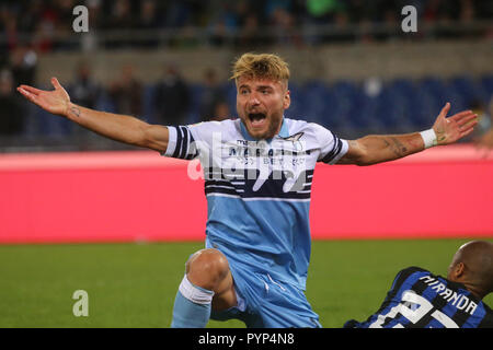 Rome, Italie. 29 Oct, 2018. Un match de football italien de Série SS Lazio - Internazionale FC au Stade Olympique dans la photo en action Ciro immobile et Miranda Crédit : Antonio Balasco/Alamy Live News Banque D'Images