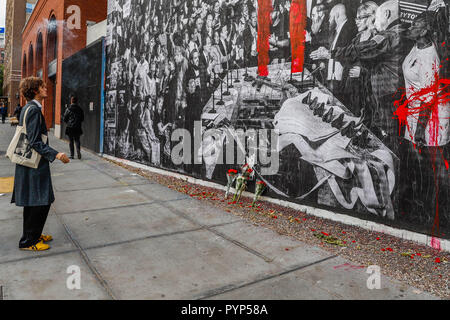 New York, New York, USA. 29 Oct, 2018. Murale est dévoilé à Houston Bowery à New York, appelé "Les chroniques d'armes : Une histoire de l'Amérique" pour sensibiliser le public sur les armes en Amérique latine et également à honorer les 11 personnes ont été tuées dans l'arbre de vie synagogue à Pittsburgh pour un sujet avec un fusil d'assaut AR15. (Photo : Vanessa Carvalho / Brésil Photo Presse) Credit : Brésil Photo Presse/Alamy Live News Banque D'Images