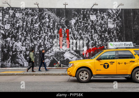 New York, New York, USA. 29 Oct, 2018. Murale est dévoilé à Houston Bowery à New York, appelé "Les chroniques d'armes : Une histoire de l'Amérique" pour sensibiliser le public sur les armes en Amérique latine et également à honorer les 11 personnes ont été tuées dans l'arbre de vie synagogue à Pittsburgh pour un sujet avec un fusil d'assaut AR15. (Photo : Vanessa Carvalho / Brésil Photo Presse) Credit : Brésil Photo Presse/Alamy Live News Banque D'Images