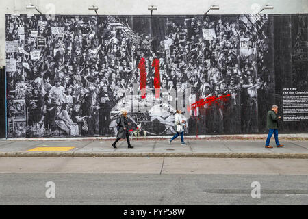 New York, New York, USA. 29 Oct, 2018. Murale est dévoilé à Houston Bowery à New York, appelé "Les chroniques d'armes : Une histoire de l'Amérique" pour sensibiliser le public sur les armes en Amérique latine et également à honorer les 11 personnes ont été tuées dans l'arbre de vie synagogue à Pittsburgh pour un sujet avec un fusil d'assaut AR15. (Photo : Vanessa Carvalho / Brésil Photo Presse) Credit : Brésil Photo Presse/Alamy Live News Banque D'Images